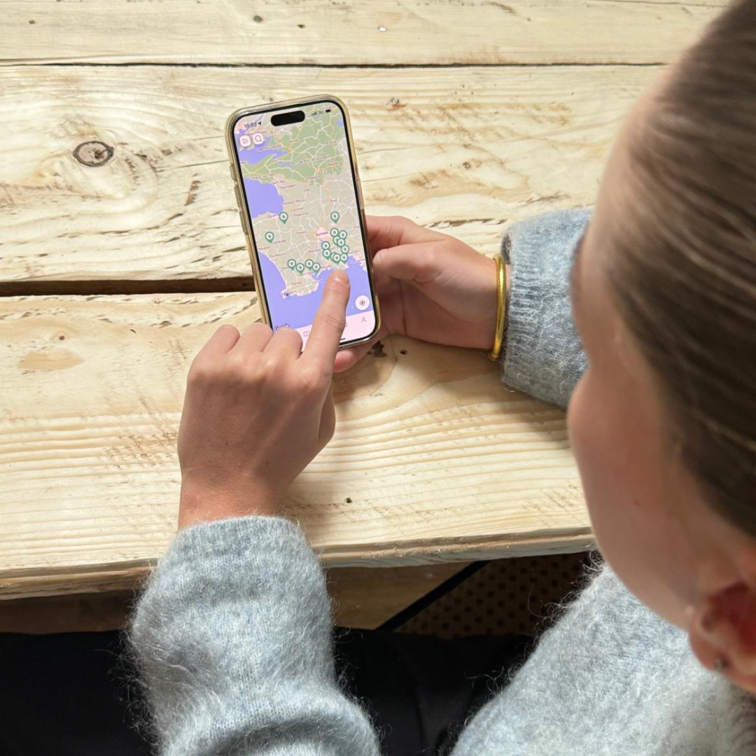 Marie commande sur son téléphone